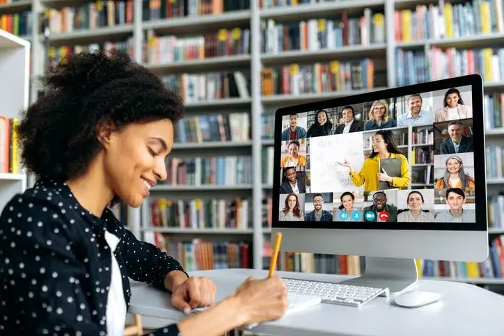 Estudiante en videollamada